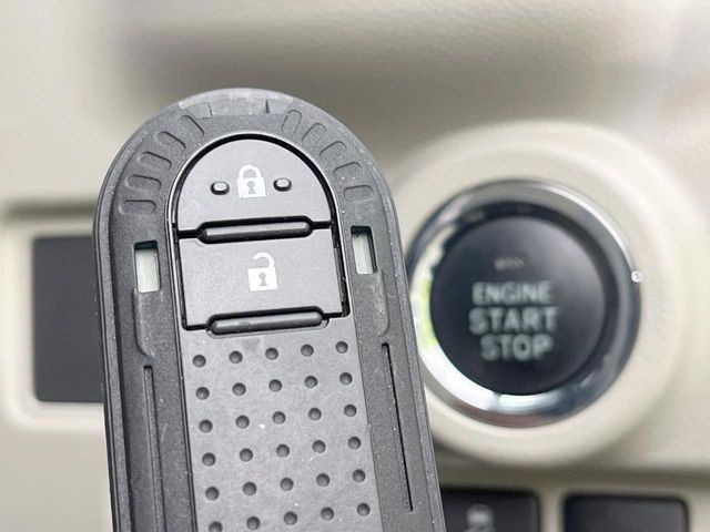 【キーフリーシステム】カバンやポケットに入れたままでもドアの施錠・解錠が可能なスマートキーを装備。エンジンのオン・オフ時もカギを取り出す必要が無いからとっても便利です♪