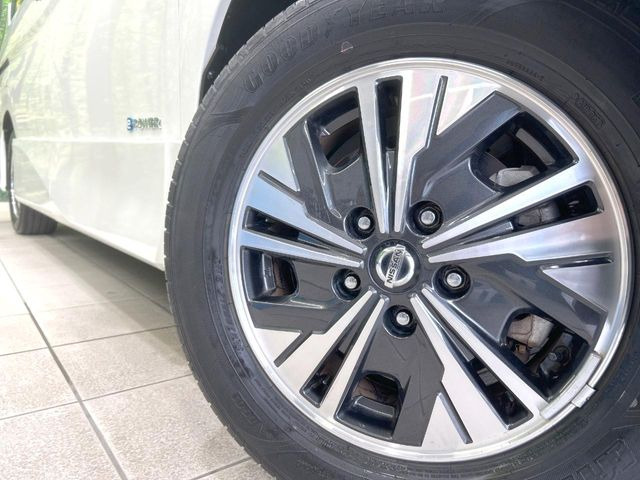 �y����15�C���`�A���~�z�C�[���z�O�ςɃ}�b�`���������A���~�z�C�[���𑕒����Ă���܂��B�e��ЊO�A���~�z�C�[����A�X�^�b�h���X�^�C�����戵�����Ă���܂��B���񂲑��k����������