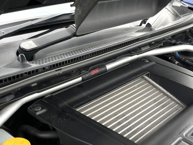 【STIタワーバー】お車の剛性を高めるタワーバーを装備。よりスムーズなコーナリング走行が可能となり、走りも楽しめます。