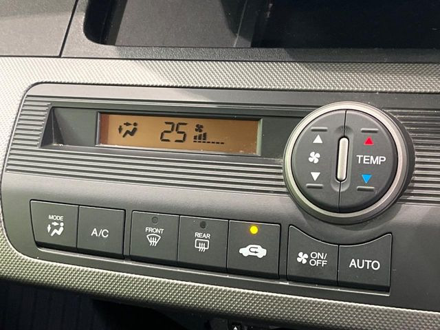 【オートエアコン】一度お好みの温度に設定すれば、車内の温度を検知し風量や温度を自動で調整。暑い&hellip;寒い&hellip;と何度もスイッチ操作をする必要はありません。快適な車内空間には必須の機能ですね♪