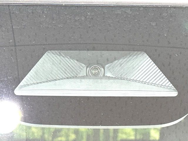 【ホンダセンシング】走行中に前方の車両等を認識し、衝突しそうな時は警報とブレーキで衝突回避と被害軽減をアシスト。より安全にドライブをお楽しみいただけます。