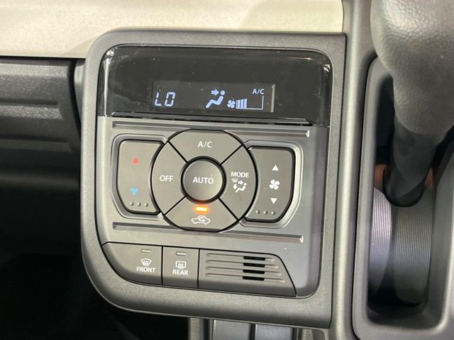 【オートエアコン】一度お好みの温度に設定すれば、車内の温度を検知し風量や温度を自動で調整。暑い&hellip;寒い&hellip;と何度もスイッチ操作をする必要はありません。快適な車内空間には必須の機能ですね♪