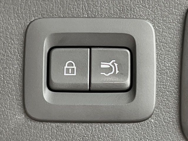 【パワーバックドア】スマートキーや運転席のボタンを押すだけでリアゲートが自動で開閉します!荷物を持っている時や、高い位置にあるバックドアを閉める際に便利な機能です♪
