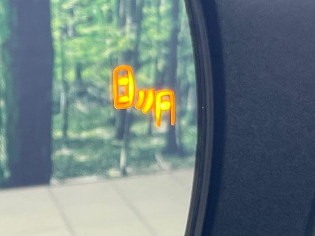 【ブラインドスポットモニター】走行中、ドアミラーの死角になりやすい箇所に後続車が接近するとサイドミラー付近に警告を表示、ドライバーに注意喚起をしてくれます。