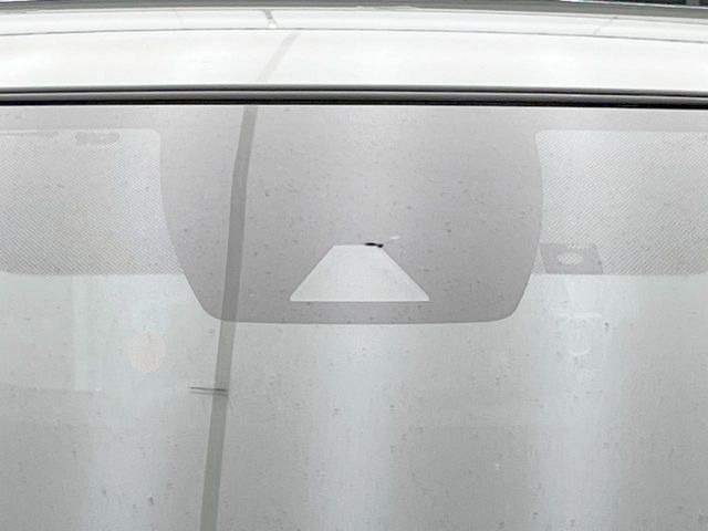 【トヨタセーフティセンス】走行中に前方の車両等を認識し、衝突しそうな時は警報とブレーキで衝突回避と被害軽減をアシスト。より安全にドライブをお楽しみいただけます。