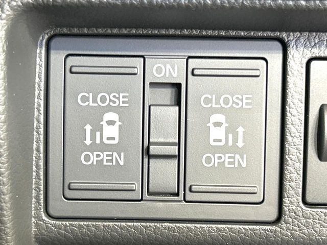 【両側パワースライドドア】スマートキーや運転席のスイッチで後席両側スライドドアの開閉が可能♪電動だから力を入れてドアを開ける必要が無く、小さなお子様でも簡単に開け閉めでき快適です♪
