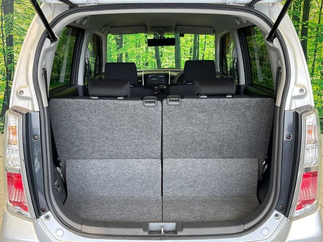 普段のお買い物や通勤、送迎等に十分な荷室スペースを確保しております。セカンドシートを倒すと、大きな荷物の積載も可能です♪