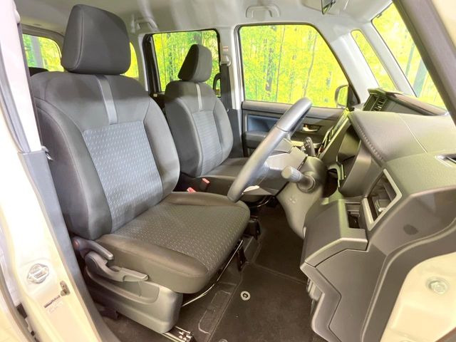運転席シート廻りは使用感も少なく、良好な状態となっています。丁寧に使われていたことがよくわかりますね。