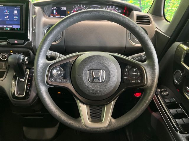 【純正革巻きステアリング】上質な革を使用することで、手にしっかり馴染みとても運転しやすいハンドルです♪