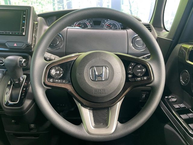 インテリアに合わせたデザインのステアリングは、運転される方のことも考え、運転しやすい形状、大きさです。是非一度、実際に触ってお確かめください。