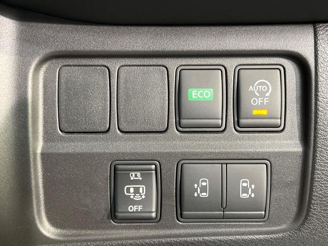 【両側スライドドア】駐車場で隣の車との間隔が狭く乗りにくい時、スライドドアなら安心!ドアオープン時も幅を取らず、開口部が広いので乗り降りがとっても簡単です。大きな荷物の出し入れも後席から可能♪