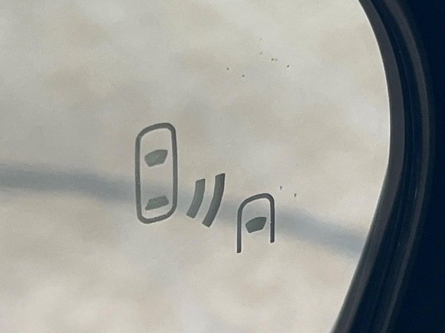 【ブラインドスポットモニター】走行中、ドアミラーの死角になりやすい箇所に後続車が接近するとサイドミラーのレンズに警告を表示!ドライバーに注意喚起をしてくれます。