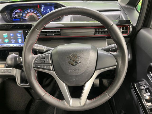 �C���e���A�ɍ��킹���f�U�C���̃X�e�A�����O�́A�^�]�������̂��Ƃ��l���A�^�]���₷���`��A�傫���ł��B�����x�A���ۂɐG���Ă��m���߂��������B