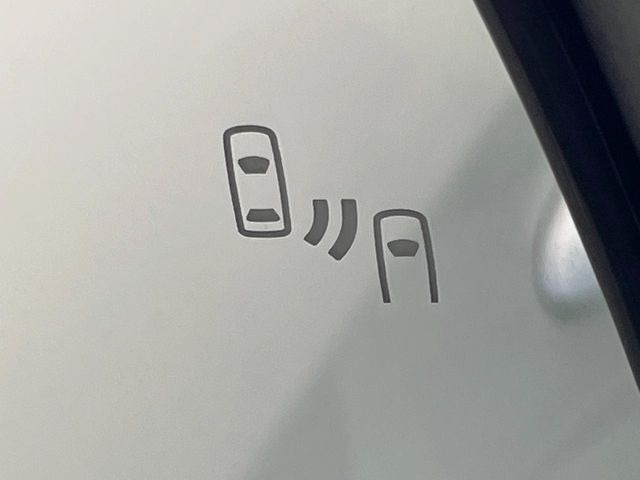 【ブラインドスポットモニター】走行中、ドアミラーの死角になりやすい箇所に後続車が接近するとサイドミラーのレンズに警告を表示!ドライバーに注意喚起をしてくれます。