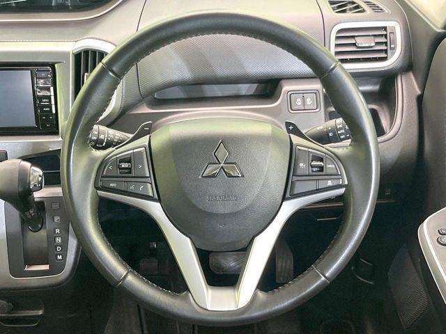 �C���e���A�ɍ��킹���f�U�C���̃X�e�A�����O�́A�^�]�������̂��Ƃ��l���A�^�]���₷���`��A�傫���ł��B�����x�A���ۂɐG���Ă��m���߂��������B