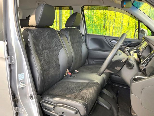運転席シート廻りは使用感も少なく、良好な状態となっています。前オーナー様が丁寧に使っていたことがよくわかりますね。