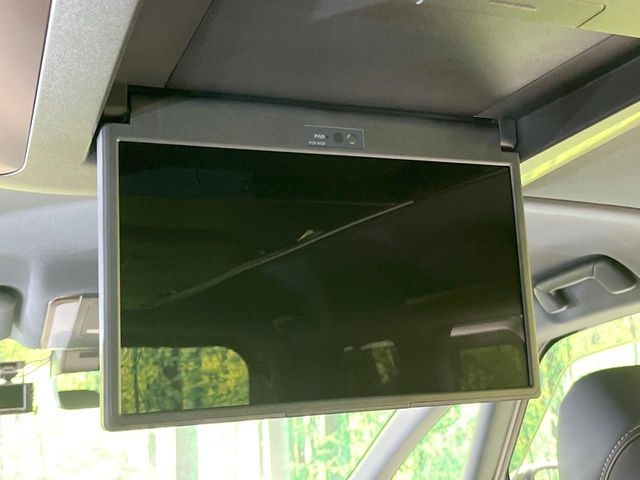 【14型有機ELフリップダウン】三列目からでも迫力のエンタメが観れる大画面フリップダウン。有機ELのモニターでは、一般的なフリップダウンよりも高コントラストでキレイな映像を楽しめます。