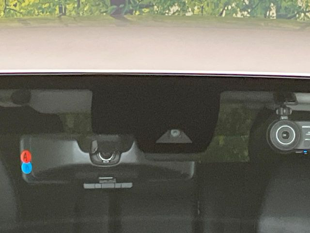 【インテリジェントエマージェンシーブレーキ】フロントカメラで前方の車両や歩行者を検知。衝突しそうな時は衝突被害軽減ブレーキが作動、衝突回避をサポート。より安全にドライブをお楽しみいただけます。