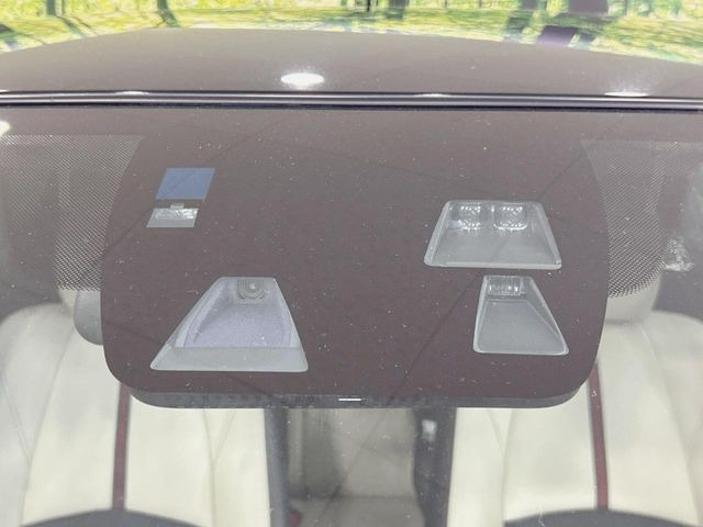 【スマートシティブレーキサポート】低速走行中に前方の車両等を認識し、衝突しそうな時は警報とブレーキで衝突回避と被害軽減をアシスト。より安全にドライブをお楽しみいただけます。