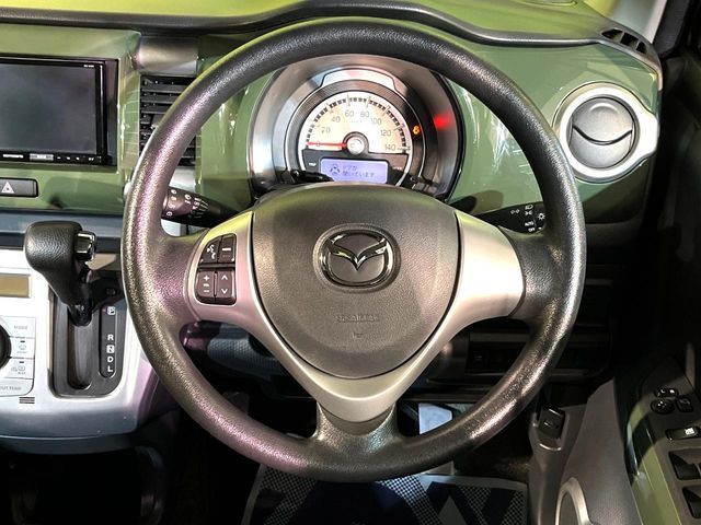 �C���e���A�ɍ��킹���f�U�C���̃X�e�A�����O�́A�^�]�������̂��Ƃ��l���A�^�]���₷���`��A�傫���ł��B�����x�A���ۂɐG���Ă��m���߂��������B