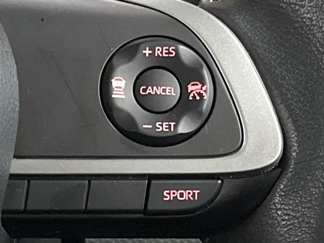 【レーダークルーズコントロール】高速道路での長距離走行が楽に!!自動で速度を保つクルーズコントロールが、衝突軽減システムと連携し、前方の車両を感知して車間を保つように速度調節してくれます!!