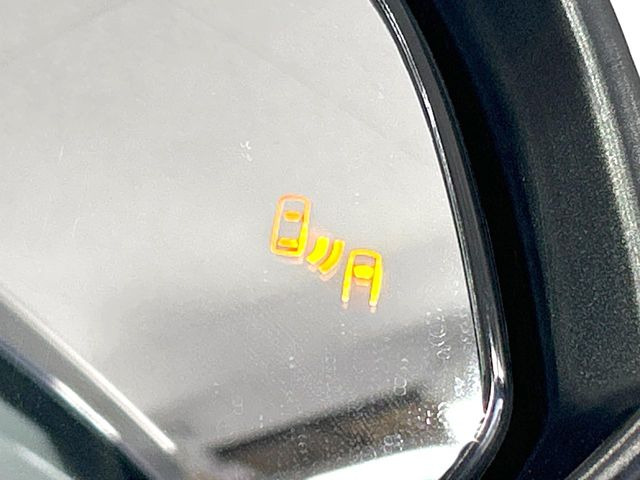 【ブラインドスポットモニター】走行中、ドアミラーの死角になりやすい箇所に後続車が接近するとサイドミラーのレンズに警告を表示!ドライバーに注意喚起をしてくれます。