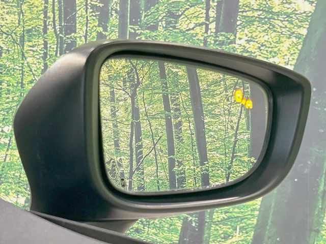 【ブラインドスポットモニタリング】走行中、ドアミラーの死角になりやすい箇所に後続車が接近するとサイドミラー付近に警告を表示、ドライバーに注意喚起をしてくれます。