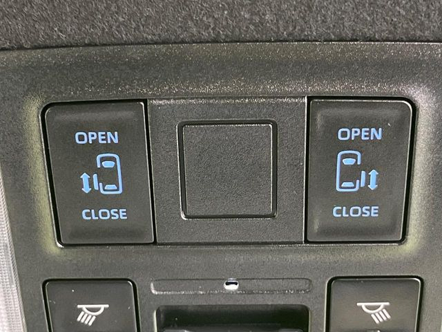 【両側パワースライドドア】スマートキーや運転席のスイッチで後席両側スライドドアの開閉が可能♪電動だから力を入れてドアを開ける必要が無く、小さなお子様でも簡単に開け閉めでき快適です♪