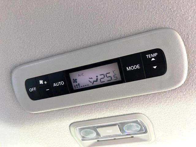 【リアオートエアコン】広い後部座席には必須の機能!風量や温度を自動で調整し前席と同様な車内環境にしてくれるリアオートエアコンを装備。夏の暑さも冬の寒さもストレスなく快適にお過ごしいただけます♪