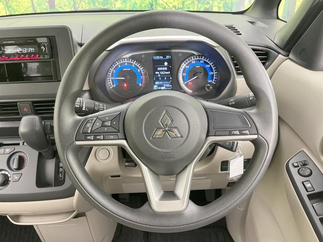 �C���e���A�ɍ��킹���f�U�C���̃X�e�A�����O�́A�^�]�������̂��Ƃ��l���A�^�]���₷���`��A�傫���ł��B�����x�A���ۂɐG���Ă��m���߂��������B