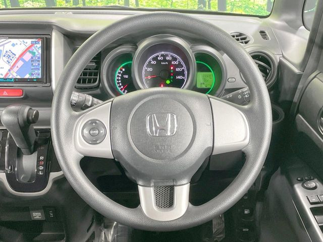 �C���e���A�ɍ��킹���f�U�C���̃X�e�A�����O�́A�^�]�������̂��Ƃ��l���A�^�]���₷���`��A�傫���ł��B�����x�A���ۂɐG���Ă��m���߂��������B