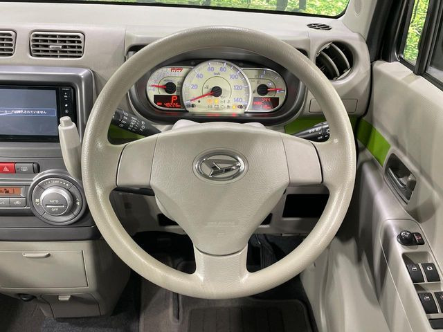 �C���e���A�ɍ��킹���f�U�C���̃X�e�A�����O�́A�^�]�������̂��Ƃ��l���A�^�]���₷���`��A�傫���ł��B�����x�A���ۂɐG���Ă��m���߂��������B