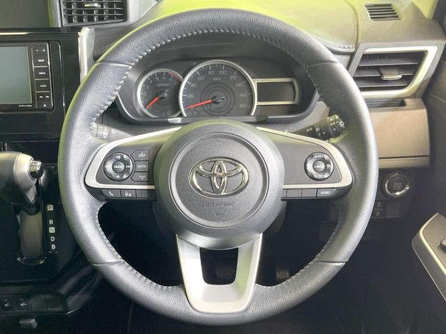 インテリアに合わせたデザインのステアリングは、運転される方のことも考え、運転しやすい形状、大きさです。是非一度、実際に触ってお確かめください。