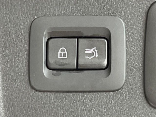 【パワーバックドア】スマートキーや運転席のボタンを押すだけでリアゲートが自動で開閉します!荷物を持っている時や、高い位置にあるバックドアを閉める際に便利な機能です♪