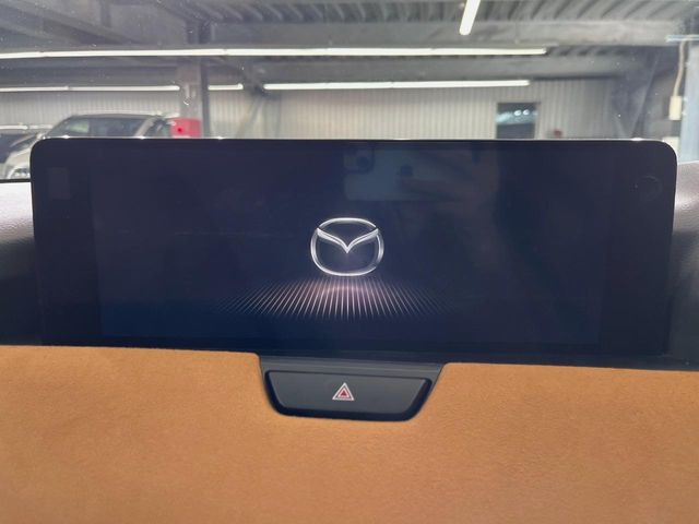 【12.3型マツダコネクト】車内の雰囲気にマッチした一体型タイプのディスプレイ。各種車輌設定やBluetooth再生等、様々な機能が楽しめます。直感的なダイヤル操作が可能で、使い勝手も良好です。