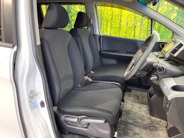 運転席シート廻りは使用感も少なく、良好な状態となっています。前オーナー様が丁寧に使っていたことがよくわかりますね。