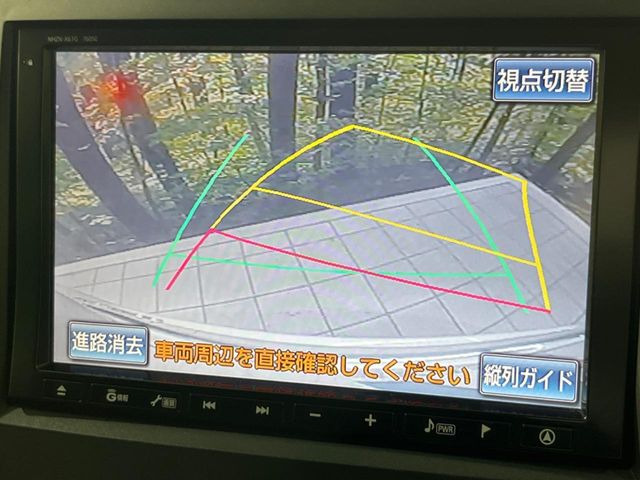 【バックカメラ】駐車時に後方がリアルタイム映像で確認できます。大型商業施設や立体駐車場での駐車時や、夜間のバック時に大活躍!運転スキルに関わらず、今や必須となった装備のひとつです!