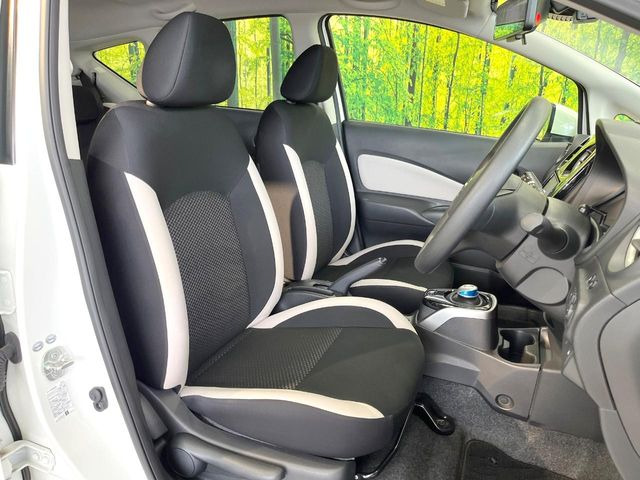 運転席シート廻りは使用感も少なく、良好な状態となっています。前オーナー様が丁寧に使っていたことがよくわかりますね。