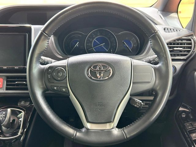 【純正革巻きステアリング】上質な革を使用することで、手にしっかり馴染みとても運転しやすいハンドルです♪