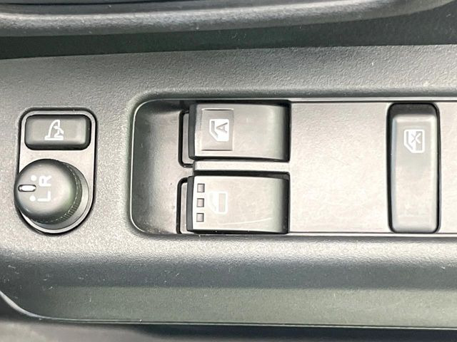 【電動格納ミラー】サイドミラーは電動格納式となっており、狭い駐車場でもキズがつくリスクを抑えられます。