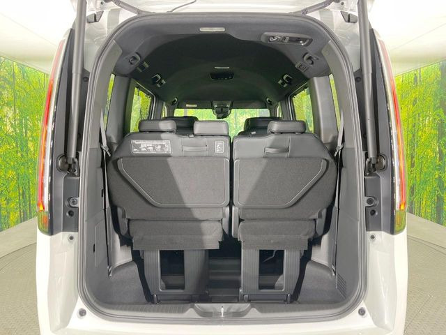 普段のお買い物や通勤、送迎等に十分な荷室スペースを確保しております。セカンドシートを倒すと、大きな荷物の積載も可能です♪