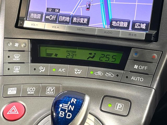 【オートエアコン】一度お好みの温度に設定すれば、車内の温度を検知し風量や温度を自動で調整。暑い&hellip;寒い&hellip;と何度もスイッチ操作をする必要はありません。快適な車内空間には必須の機能ですね♪