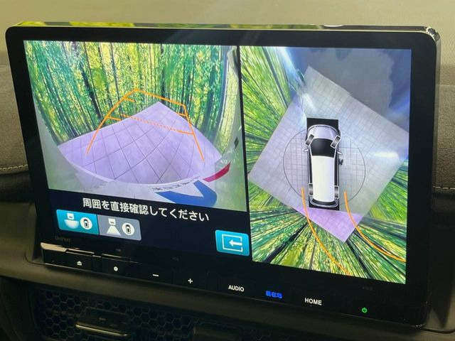 【マルチビューカメラシステム】専用のカメラにより、上から見下ろしたような視点で360度クルマの周囲を確認することができます☆死角部分も確認しやすく、狭い場所での切り返しや駐車もスムーズに行えます。