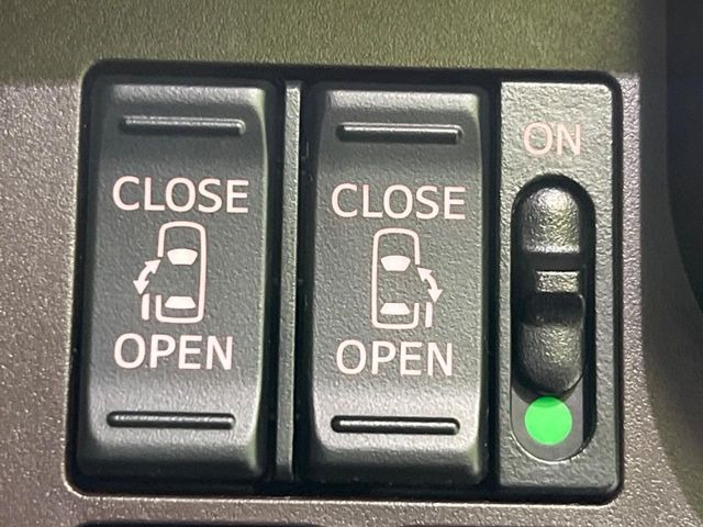 【両側スライドドア】駐車場で隣の車との間隔が狭く乗りにくい時、スライドドアなら安心!ドアオープン時も幅を取らず、開口部が広いので乗り降りがとっても簡単です。大きな荷物の出し入れも後席から可能♪