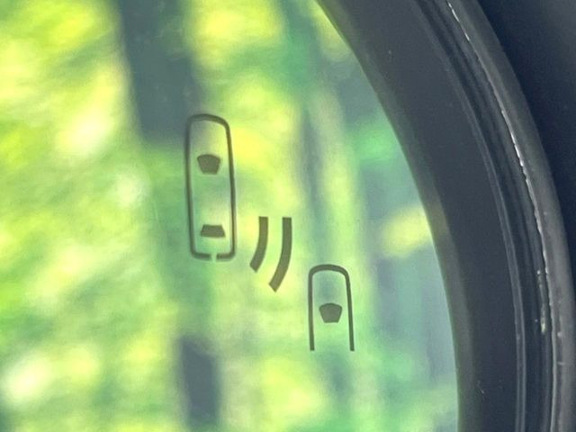 【ブラインドスポットモニター】走行中、ドアミラーの死角になりやすい箇所に後続車が接近するとサイドミラーのレンズに警告を表示!ドライバーに注意喚起をしてくれます。