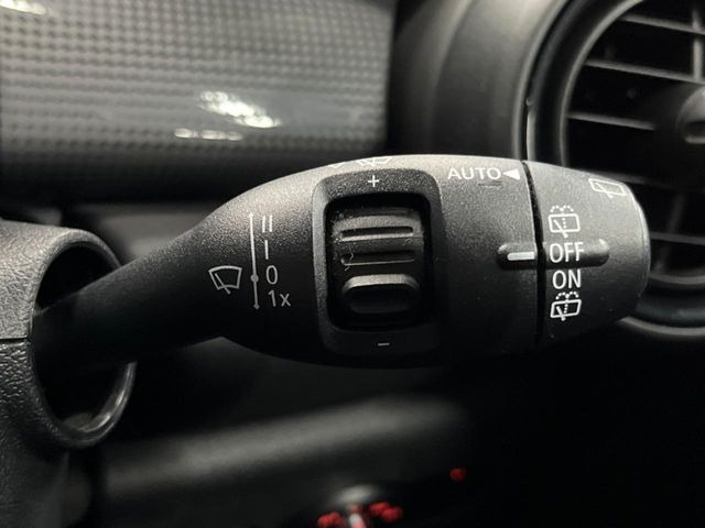 �����C���Z���T�[:�J�ʂɍ��킹�āA���C�p�[�̉����x���������䂵�Ă���܂��B