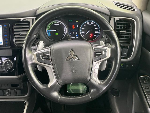 �C���e���A�ɍ��킹���f�U�C���̃X�e�A�����O�́A�^�]�������̂��Ƃ��l���A�^�]���₷���`��A�傫���ł��B�����x�A���ۂɐG���Ă��m���߂��������B