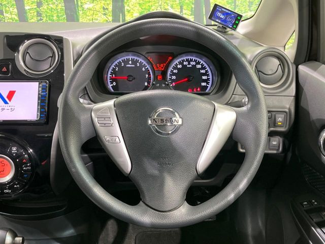 �C���e���A�ɍ��킹���f�U�C���̃X�e�A�����O�́A�^�]�������̂��Ƃ��l���A�^�]���₷���`��A�傫���ł��B�����x�A���ۂɐG���Ă��m���߂��������B