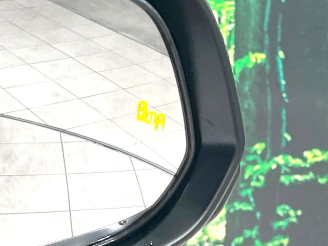 【ブラインドスポットモニター】走行中、ドアミラーの死角になりやすい箇所に後続車が接近するとサイドミラーのレンズに警告を表示!ドライバーに注意喚起をしてくれます。