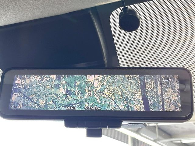【インテリジェントルームミラー】後席の大きな荷物や同乗者で後方が確認しづらい時でも安心!カメラが撮影した車両後方の映像をルームミラー内に表示。クリアな視界で状況の確認が可能です!
